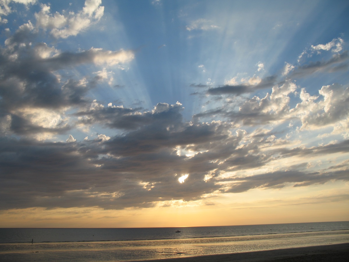 zon door de wolken