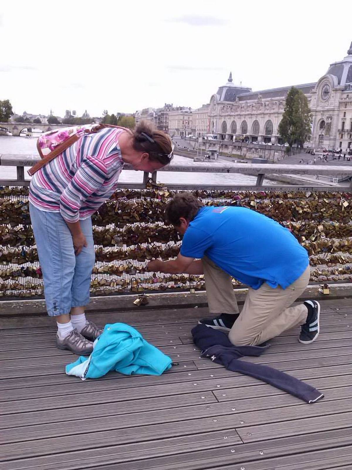 slotje-hangen-aan-de-parijse-brug-pont-des-arts