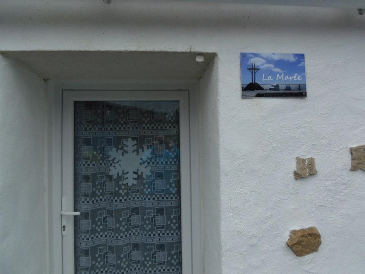 vrolijke-raamdecoratie-in-frankrijk